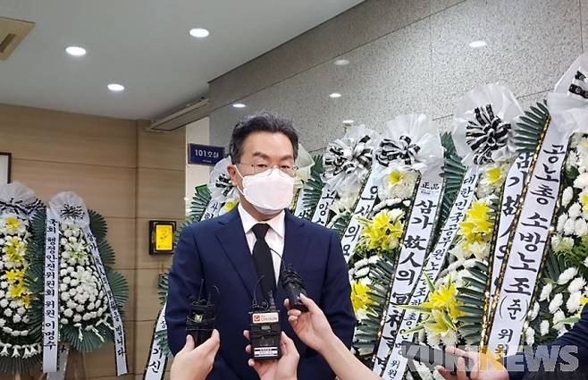 강한승 쿠팡 대표이사가 19일 김동식 구조대장의 빈소를 찾아 조의를 표하고 유가족을 최대한 지원하겠다는 뜻을 밝히고 있다.