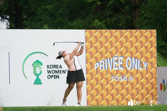 장하나 선수가 지난 17일 한국여자오픈이 열린 충북 레인보우힐스CC 3번홀에서 로사케이 광고판을 배경으로 티샷하고 있다.