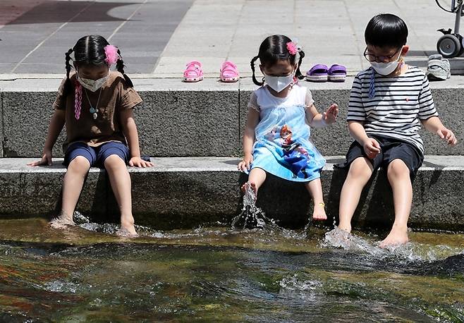 토요일(19일)은 전국이 맑고 30도 안팎의 한여름 날씨를 보인다. 사진은 지난 12일 서울 중구 청계천에서 물장구를 치며 더위를 피하는 어린이 모습. /사진=뉴스1