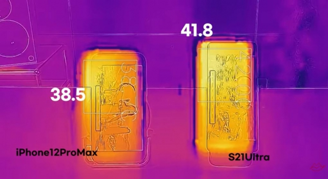 ‘갤럭시S21울트라’(오른쪽)와 ‘아이폰12 프로맥스’(왼쪽) 발열 온도 비교. [유튜버 ‘가전주부’ 영상 캡처]