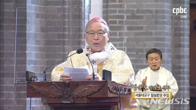 [서울=뉴시스] 천주교 서울대교구 교구장 염수정 추기경이 집전하는 미사에서 수화하고 있는 잠실성당 주교 정순오 신부(오른쪽)의 영상 (사진 출처=정순오 신부) 2021.06.18. photo@newsis.com