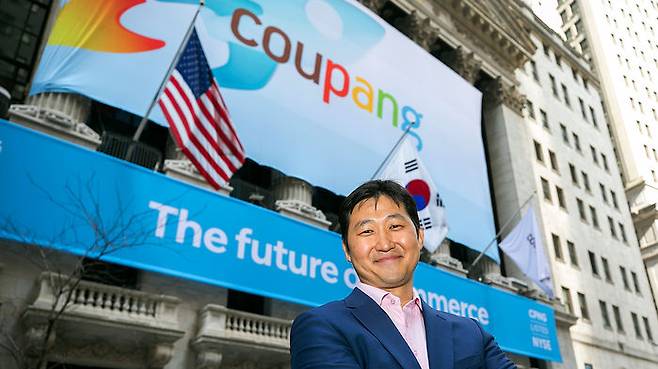 뉴욕증권거래소 앞에서 포즈 취하는 김범석 쿠팡 의장 (사진=NYSE 제공)