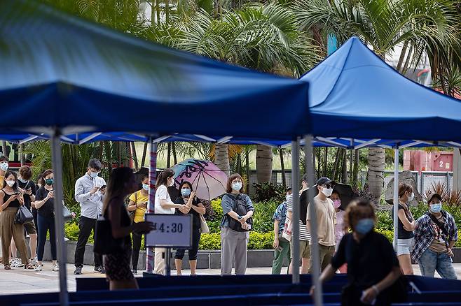 5월12일 백신접종을 위해 줄 선 홍콩 시민. ⓒEPA