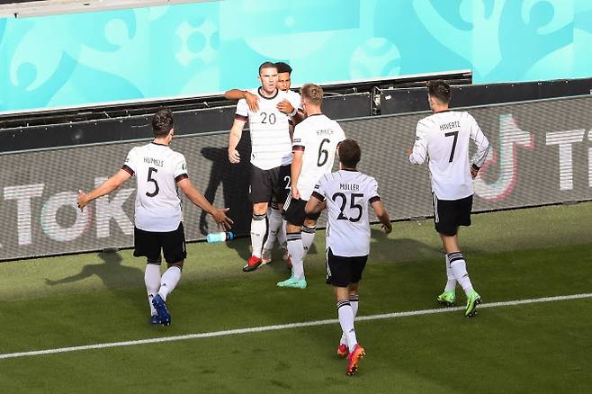 독일의 로빈 고젠스가 포르투갈전에서 골을 터뜨린 뒤 동료들과 함께 기뻐하고 있다. 사진=AP PHOTO