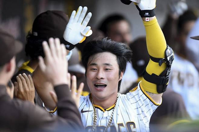 샌디에이고 파드리스 김하성이 결승 투런홈런을 터뜨린 뒤 더그아웃에서 동료들과 함께 기뻐하고 있다. 사진=AP PHOTO