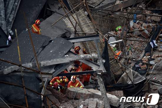 중국의 건물 붕괴사고 현장(이 사진은 아래 기사 내용과는 무관함). © AFP=뉴스1