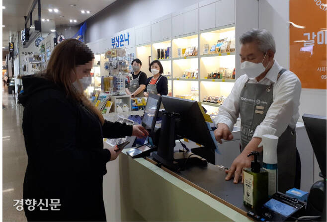 손창완 한국공항공사 사장(오른쪽)이 지난 16일 김해공항 내 소상공인과 사회적경제기업의 제품 상설 판매점인 ‘갈매기상점’에서 일일 판매 지원 활동을 하고 있다.