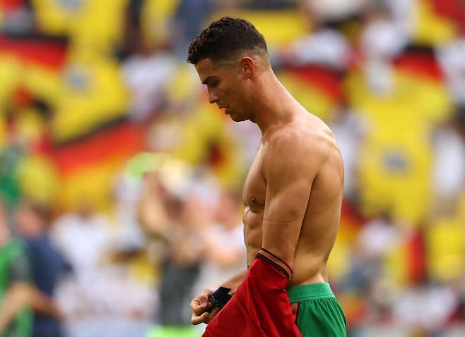 포르투갈의 크리스티아누 호날두가 20일 유로 2020 F조 2차전에서 독일에 2-4로 패배한 뒤 고개를 떨구고 있다.  뮌헨 | 로이터연합뉴스