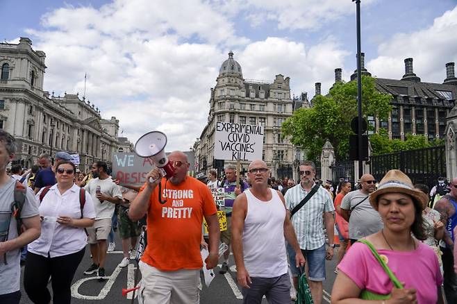코로나19 델타 변이바이러스 확산으로 봉쇄령 해제를 연장한 영국 정부에 항의하는 시민들이 지난 14일(현지시간) 런던 웨스트민스터궁 앞에서 시위를 벌이고 있다. 런던|AP연합뉴스