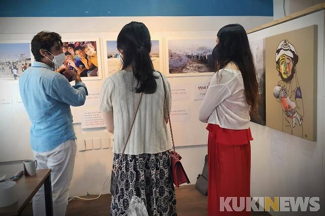 2013년 설립한 헬프시리아 사무국장 압둘와합 씨가 관람객에게 사진전의 의미에 대해 설명하고 있다.