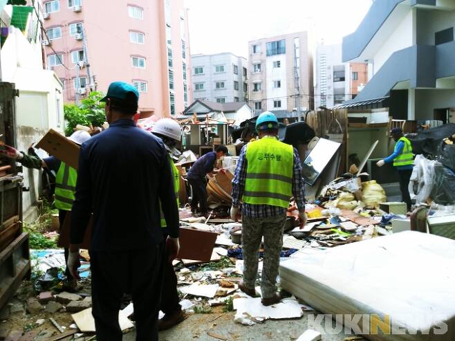 대전 중구 은행선화동 인근공터에 쌓인 20톤 규모 쓰레기더미를 철거하고 있는 모습.