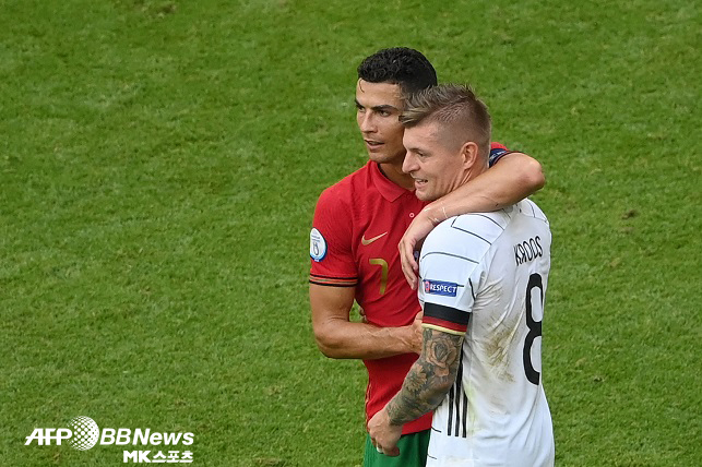 포르투갈의 크리스티아누 호날두(왼쪽)와 독일의 토니 크로스가 20일(한국시간) 독일 알리안츠 아레나에서 열린 "유로2020" 조별리그 F조 2차전 경기에서 경기 중 대화하고 있다. 사진(독일)=AFPBBNews=News1