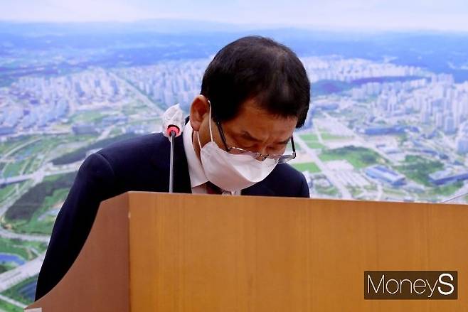 권순호 HDC현대산업개발 대표가 18일 오후 서울 여의도 국회에서 열린 국토교통위원회 전체회의에 출석해 광주 건물붕괴 사건 피해자를 향해 고개를 숙이고 있다. /사진=장동규 기자