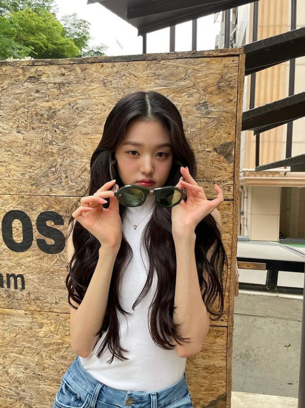 Jang Won-young, a former member of the group IZWON, showed off his visuals.Jang Won-young posted a picture on June 19th with an article entitled Looking for your boss?In the open photo, Jang Won-young is dressed in white sleeveless jeans. It is professional to take several poses with one sunglasses.Especially, he boasted a superior gene with long limbs on a small face that seemed to disappear.On the other hand, Jang Won Young acted as a project group IZWON formed through Mnet Produce 48.