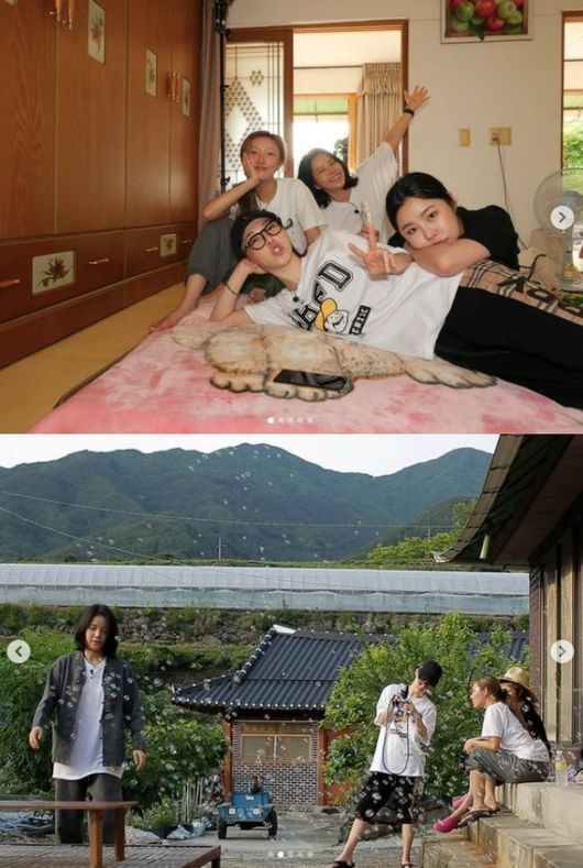 Group MAMAMOO complete enjoyed summer vacation together.MAMAMOO member Hwasa posted several photos on his SNS on the 20th and reported the recent situation.The photo shows the members of the MAMAMOO four members who left for summer vacation together.Hwasa, Solar, Moonbyul, and Wheein are all relaxed in their comfortable attire, looking for a country house and relaxing.The four people who are on vacation while spending time leisurely in a quiet appearance without a toilet are lying side by side and taking pictures.Meanwhile, MAMAMOO member Wheein recently left his agency without signing a contract with RBW.Hwasa SNS