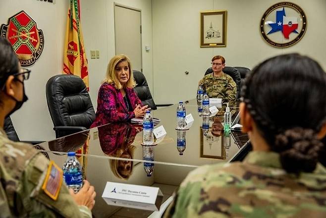 크리스틴 워머스 미국 육군장관(왼쪽 2번째)이 지난해 성폭행 및 살인사건이 발생한 텍사스주 포트 후드 육군기지를 찾아 젊은 병사들과 대화하며 고충을 듣고 있다. 미 육군 홈페이지
