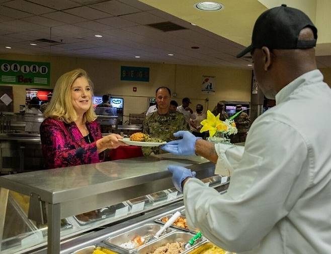 크리스틴 워머스 미국 육군장관(왼쪽)이 텍사스주 포트 후드 육군기지를 찾아 사병식당에서 병사들과 똑같이 배식을 받고 있다. 미 육군 홈페이지