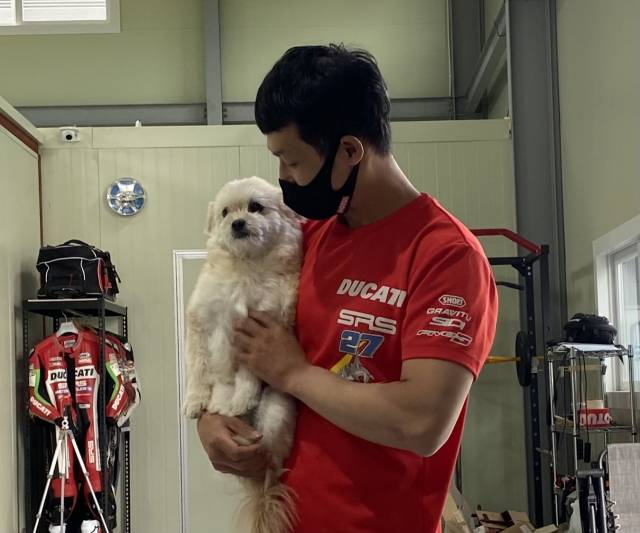 송규한 선수님. 선수스러운 모습은 인터넷에 널렸으니까 색다른 사진으로 가봅니다. 반려견인 멍자와 함께.