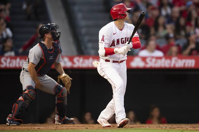 LA 에인절스 오타니 쇼헤이가 20일 디트로이트전에서 3회 투런 홈런을 때린 뒤 타구를 바라보고 있다. | AP연합뉴스