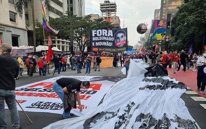 "대통령·부통령 퇴진하라" (상파울루=연합뉴스) 김재순 특파원 = 19일(현지시간) 상파울루시의 반정부 시위에서는 보우소나루 대통령과 군 장성 출신인 아미우톤 모우랑 부통령 퇴진을 촉구하는 플래카드가 선보였다.