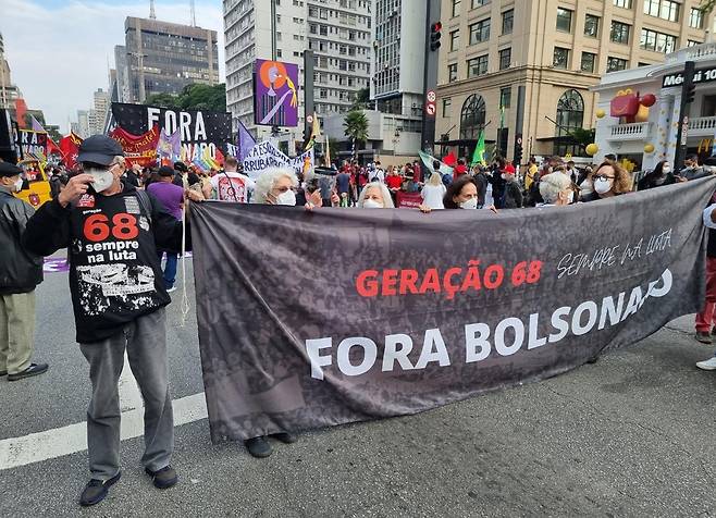"군사독재 더는 안돼" (상파울루=연합뉴스) 김재순 특파원 = 상파울루시에서 19일(현지시간) 대규모 반정부 시위가 벌어진 가운데 과거 군사독재정권을 겪은 할아버지·할머니들이 '보우소나루 퇴진' '군사독재 더는 안돼'라고 적힌 플래카드를 앞세운 채 행렬을 이끌었다.