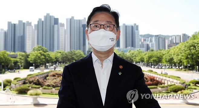 출근하는 박범계 법무부 장관 (과천=연합뉴스) 임헌정 기자 = 박범계 법무부 장관이 지난 16일 오전 정부과천청사로 출근하며 취재진 질문에 답하고 있다. [연합뉴스 자료사진]
