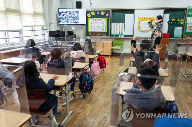 지난 3월 2일 오전 서울의 한 초등학교에서 열린 개학식에서 학생들이 인사를 하고 있다. [사진공동취재단. 연합뉴스 자료사진. 재판매 및 DB 금지]