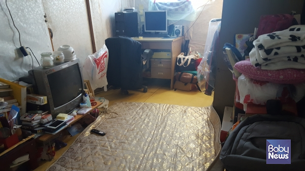 침실분리원칙이 지켜지지 않는 열악한 주거환경. ©초록우산어린이재단