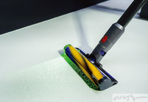 다이슨 V15 디텍트™와 다이슨 V12 디텍트™ 슬림은 녹색 레이저가 클리너 헤드에 탑재돼 미세한 크기의 먼지를 눈으로 확인할 수 있다.