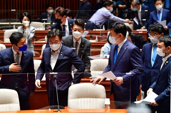 더불어민주당 김용민 최고위원(오른쪽부터), 박완주 정책위의장, 송영길 대표, 김영호 대표비서실장, 윤호중 원내대표, 김영배 최고위원등이 18일 서울 여의도 국회에서 부동산 세제 과련 정책의원총회를 준비하고 있다. [이미지출처=연합뉴스]