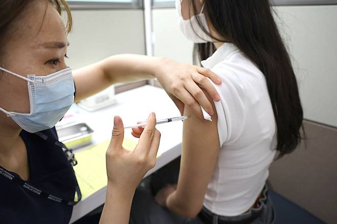 경희대병원은 21일 30세 미만의 보건의료인을 대상으로 하는 ‘모더나 백신’ 접종을 시작했다./경희대병원 제공