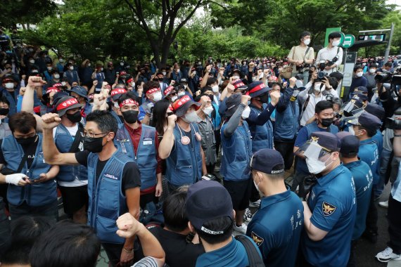 지난 15일 오후 서울 영등포구 여의도공원에서 진행된 전국택배노동조합 상경투쟁 집회에서 조합원들과 경찰이 서로 마주보고 있다. /사진=뉴스1