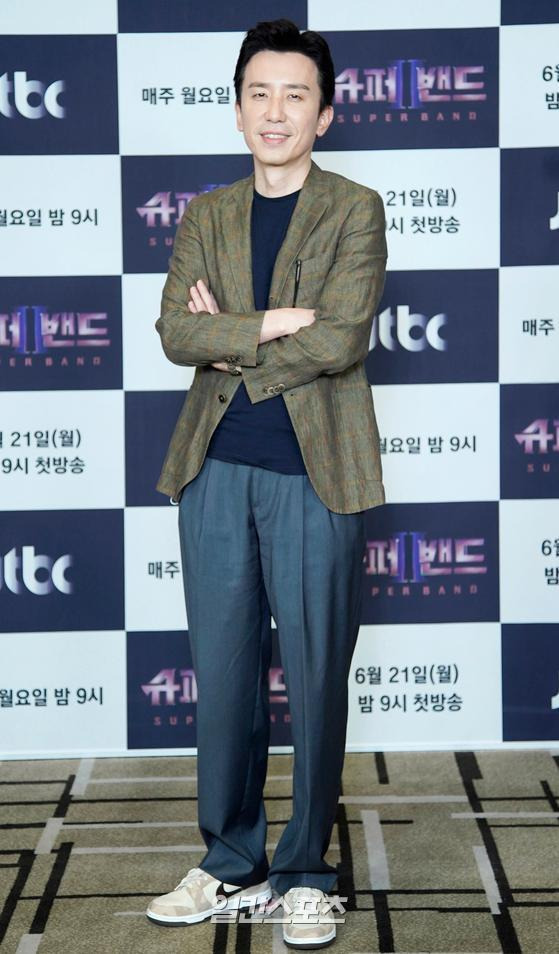 가수 유희열이 21일 오후 온라인 생중계로 진행된 JTBC '슈퍼밴드2' 제작발표회에 참석해 포토타임을 갖고 있다.  '슈퍼밴드2'(연출 김형중, 김선형)는 나이, 국적, 학벌, 성별 상관없이 실용음악부터 K팝, 클래식, 국악, 록, EDM, 힙합, 뮤지컬, 재즈, 월드뮤직 등 각 분야에서 내로라하는 실력파 뮤지션이 대거 참가하는 밴드 오디션 프로그램으로 윤종신, 윤상, 유희열, 이상순, 씨엘 등이 프로듀서로 활약한다. 21일 첫 방송. 〈사진=JTBC 제공〉 김진경 기자 kim.jinkyung@jtbc.co.kr/2021.06.21/