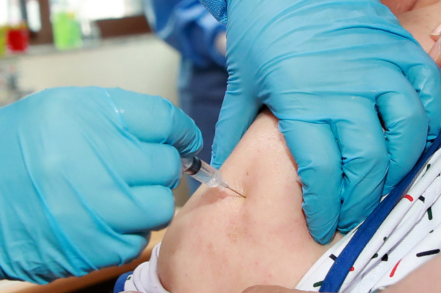 지역 한 도민이 신종 코로나 바이러스 감염증(코로나19) 백신을 접종하고 있다. [사진=경북도]