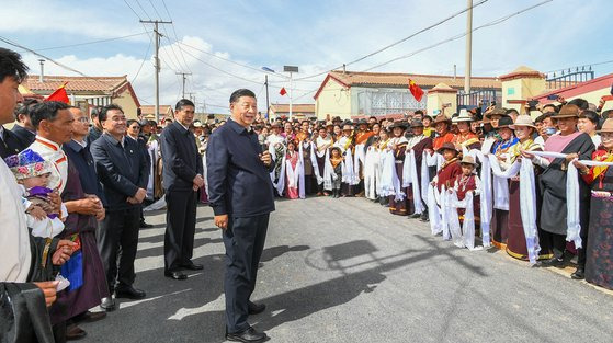 시진핑 중국 국가주석은 지난 7~9일 칭하이(靑海)성 시찰에 나섰다.사진은 8일 오후 칭하이성 하이베이(海北)티베트족자치주를 찾은 시 주석의 모습. [중국 신화망 캡처]