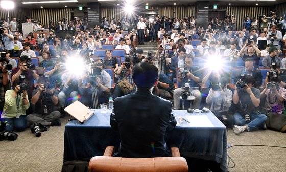 지난 2019년 9월 조국 당시 법무부 장관 후보자가 국회에서 기자간담회를 열고 논란에 대해 해명했다.