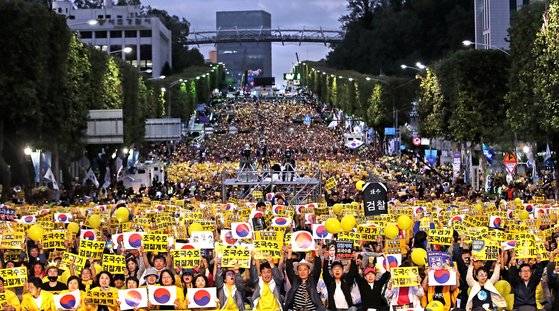 지난 2019년 10월 서울 서초구 대검찰청 앞과 서초역 일대에선 검찰개혁 촛불 문화제가 열렸다. 참가자들은 조국 수호 검찰개혁을 외치며 촛불을 밝혔다. 뉴스1