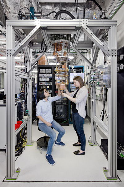 백한희 박사(왼쪽)가 IBM 연구소에서 동료와 함께 양자컴퓨터 퀀텀을 연구하고 있다. 백 박사는 지난 2014년부터 IBM에 합류해 양자컴퓨터 성능 향상에 기여해왔다. [사진제공=IBM]