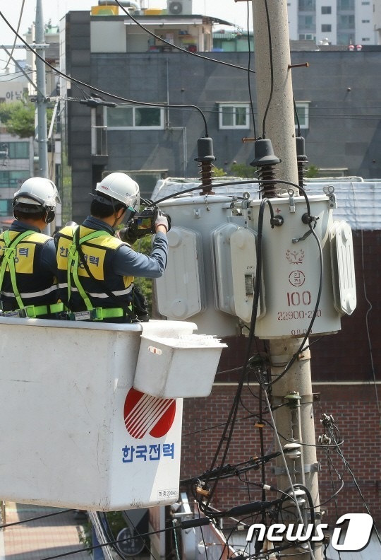 (서울=뉴스1) = 한국전력은 봄철 안정적 전력공급을 위한 전력설비 특별운영대책을 추진해 설비고장을 미연에 방지하고 불시의 사건·사고에 철저히 대비한다고 1일 밝혔다. 사진은 한국전력 직원들이 열화상 진단장비를 활용하여 전력설비를 진단하는 모습.(한전 제공) 2020.3.1/뉴스1