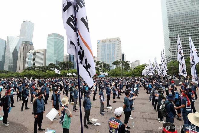 전국택배노동조합원들이 지난 15일 오후 서울 영등포구 여의도공원에서 '과로사 방지를 위한 실질적인 사회적 합의 이행 촉구' 집회를 하고 있다. /사진=이기범 기자 leekb@