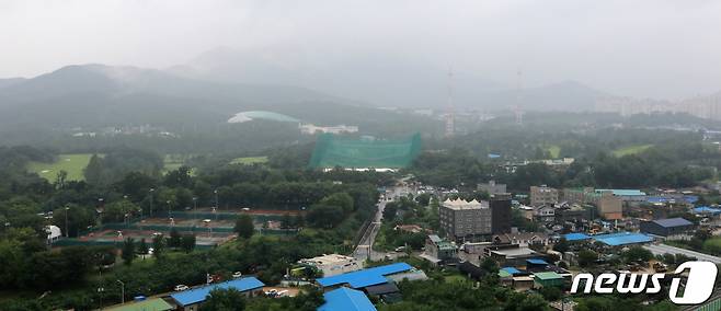 날 경기 구리시 갈매더샵나인힐스 아파트에서 바라본 태릉골프장 일대. /사진제공=뉴스1