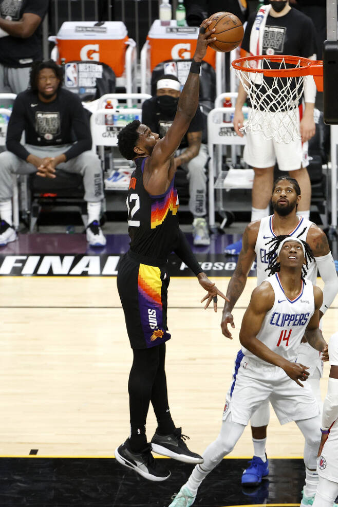 피닉스 선스의 디안드레 에이턴이 21일 열린 미국프로농구(NBA) 플레이오프 서부콘퍼런스 결승 1차전 LA 클리퍼스와 경기에서 덩크슛을 시도하고 있다. 게티이미지코리아