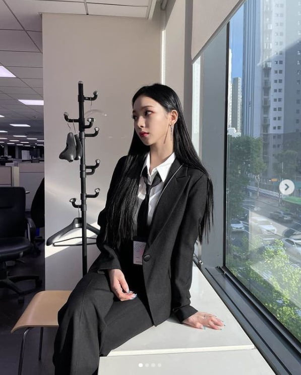Group Aespa member Karina told of her routineKarina posted a photo of herself on her Aespa official Instagram account on Tuesday.In the photo, Karina wears a black suit and long straight hair to create a chic atmosphere.Meanwhile, Karina is working as Aespas Next Level.Photo: Aespa SNS