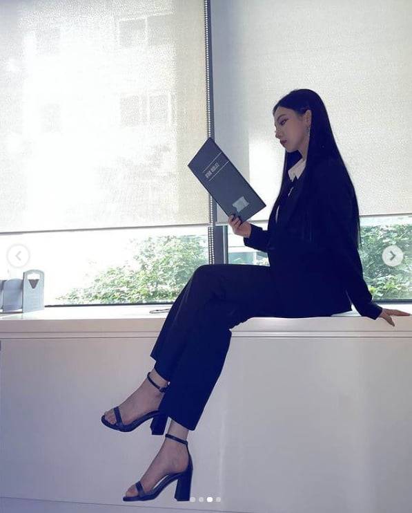 Group Aespa member Karina told of her routineKarina posted a photo of herself on her Aespa official Instagram account on Tuesday.In the photo, Karina wears a black suit and long straight hair to create a chic atmosphere.Meanwhile, Karina is working as Aespas Next Level.Photo: Aespa SNS