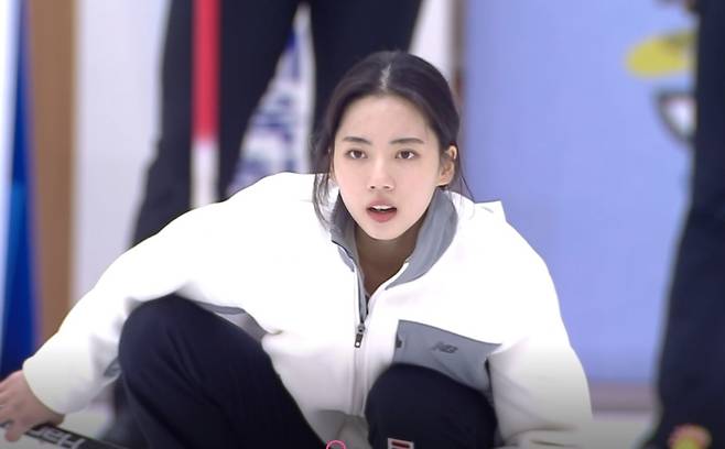 송유진은 2022 베이징 올림픽 국가대표 선발대회로 열리는 '2021 KB금융 한국컬링선수권대회 with 강릉'을 앞두고 훈련에 집중해왔다. [사진=MBC SPORTS+ 캡처]