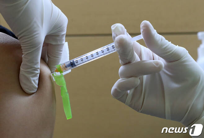 충북의 인구 대비 신종 코로나바이러스 감염증(코로나19) 백신 접종률이 20일 기준으로 31.0%(1차 백신 접종)를 기록했다.(사진은 기사 내용과 무관함) / 뉴스1 © News1