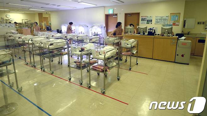 한 병원에서 간호사들이 신생아를 돌보고 있다. /뉴스1 © News1