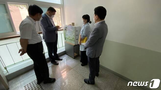 대전시의회 구본환 의원이 학교에 설치된 생리대 무료 자판기를 살펴보고 있다.(대전시의회 제공)© 뉴스1