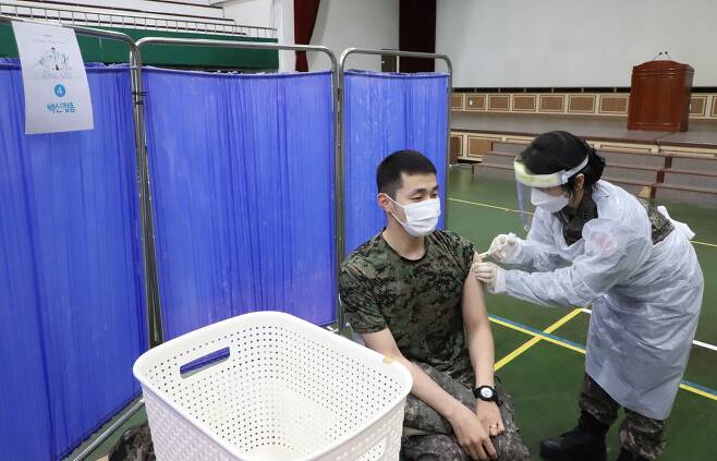 지난 4월 29일 육군 50사단의 30세 이상 군인 및 군무원들이 사단 사령부에 위치한 접종센터인 강철 체육관에서 신종 코로나 바이러스 감염증(코로나19) 백신 예방 접종을 하고 있다. /육군 50사단 제공
