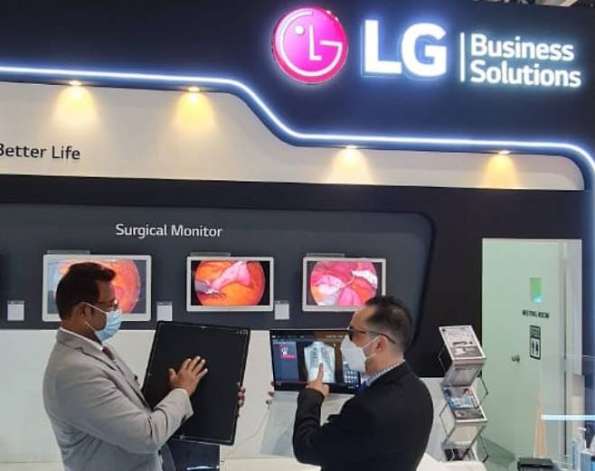 LG전자 직원이 이달 21일부터 24일까지 두바이에서 열리는 중동 최대 의료기기 전시회 아랍 헬스(Arab Health 2021)에서 디지털 엑스레이 검출기를 소개하고 있다.